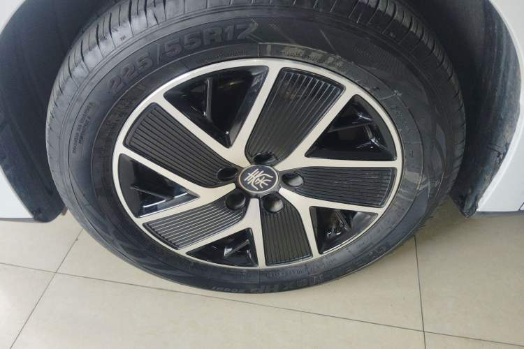 Used BYD Qin L 2025 DM-i Smart Drive 120KM Leading Model Left Front Wheel Hub