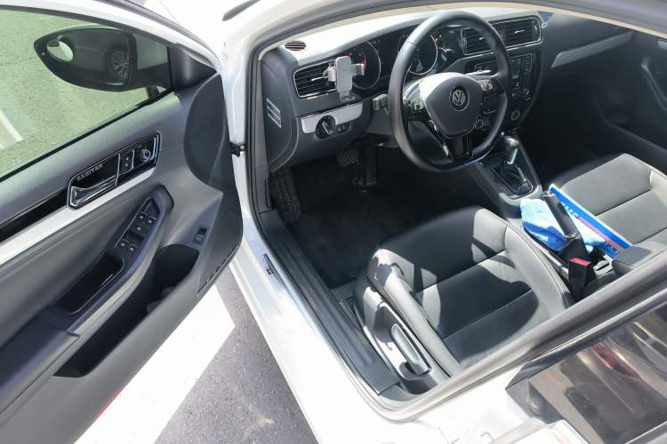 Used Volkswagen Sagitar 2017 230TSI Automatic Comfort Version Driver Seat