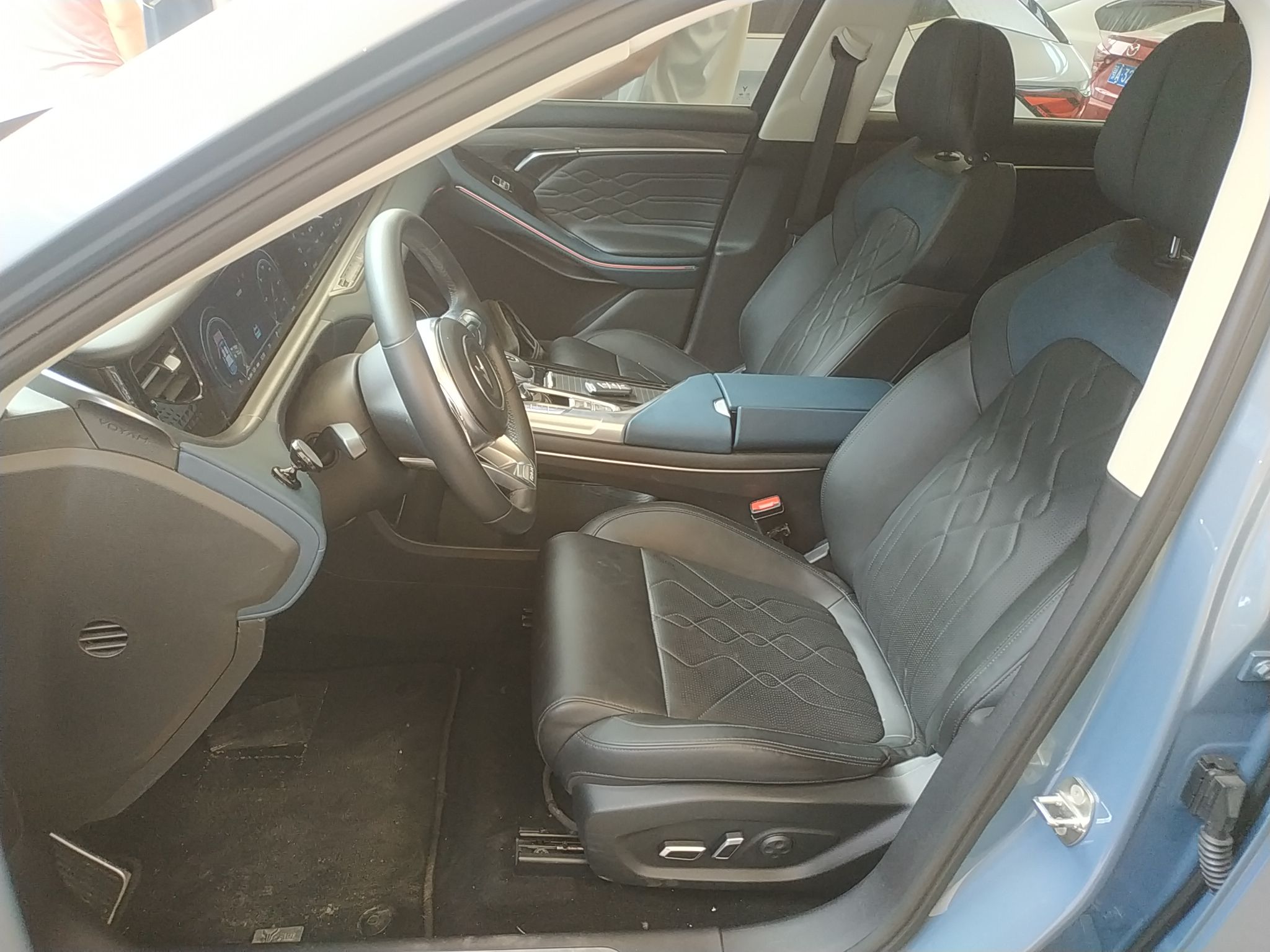 المقاعد الأمامية داخل السيارة