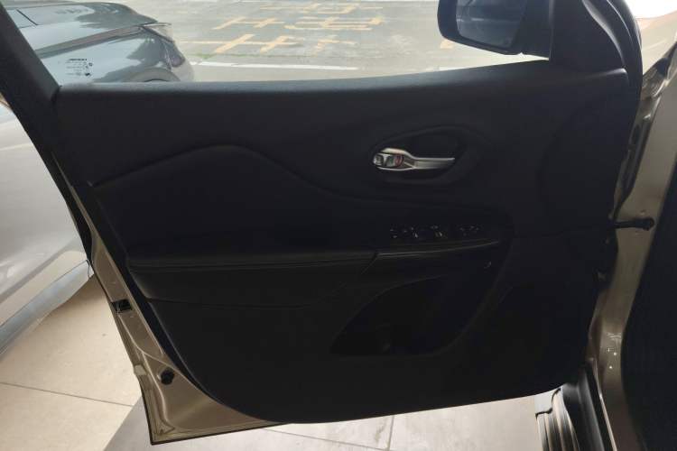 Used Jeep Cherokee 2016 2.0L Superior Edition