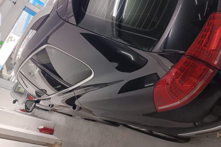 Used Volkswagen Touareg 2016 3.0 TSI High-End Version Left Side