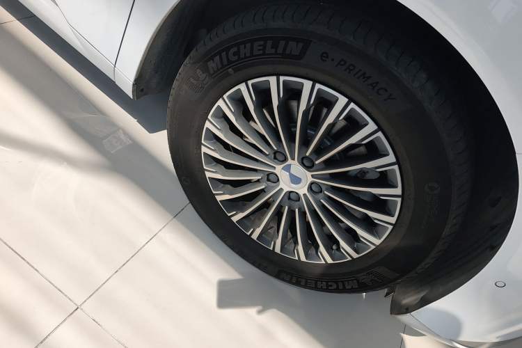 Used Denza D9 2025 DM-i Intelligent Drive 1020 Four-Wheel Drive Flagship Model Right Front Wheel Hub