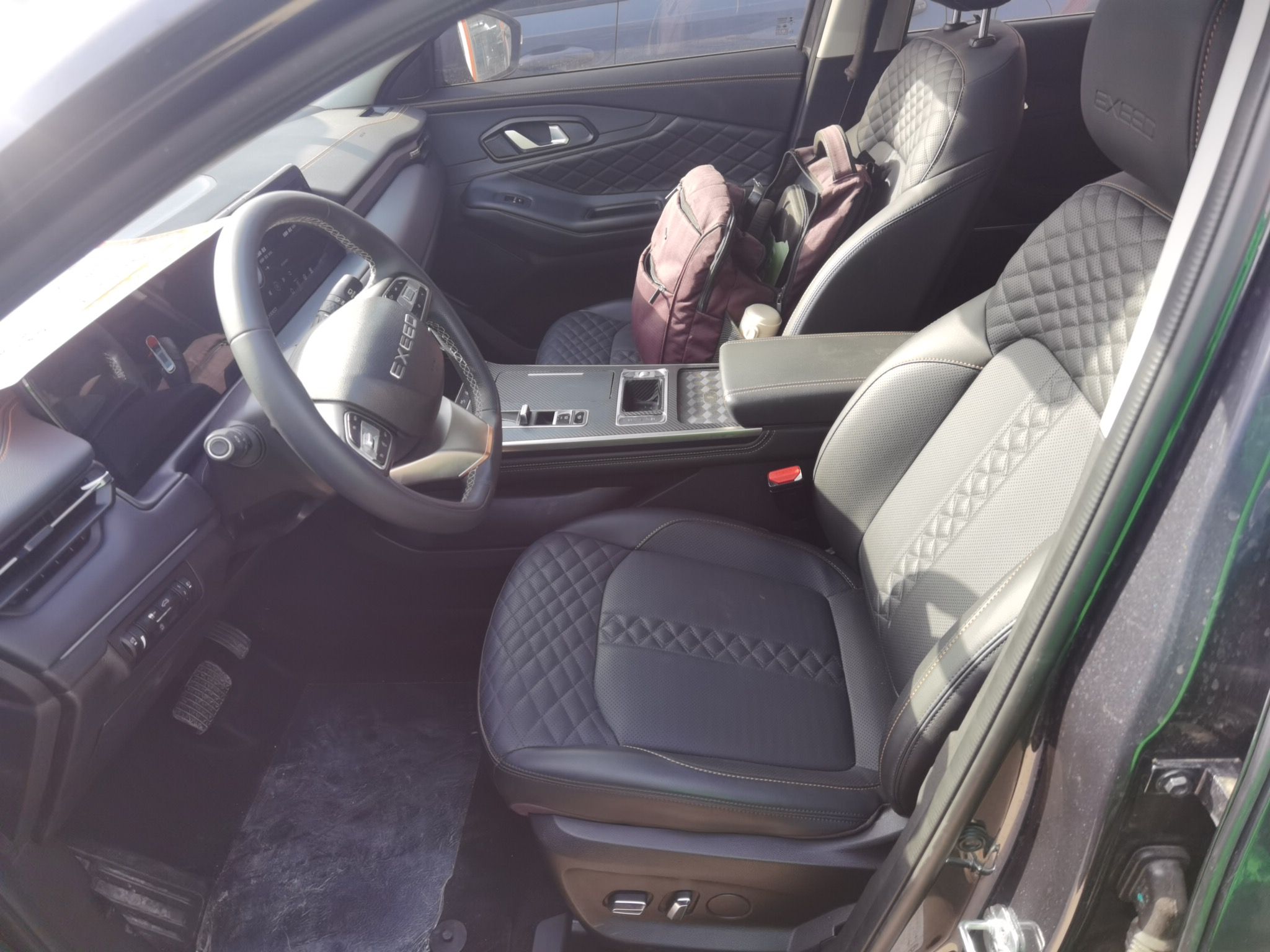 المقاعد الأمامية داخل السيارة