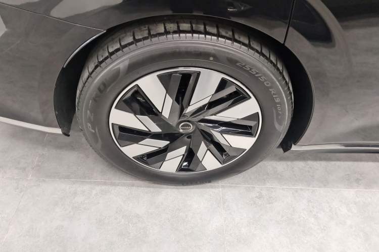 Used Volvo EM90 2025 Ultra Six-Seater