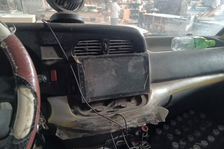 Used Jinbei Hiace 2018 2.0L Fifth-Generation Box Truck Standard Roof 2 Seats 4G19 Audio And AC Panel