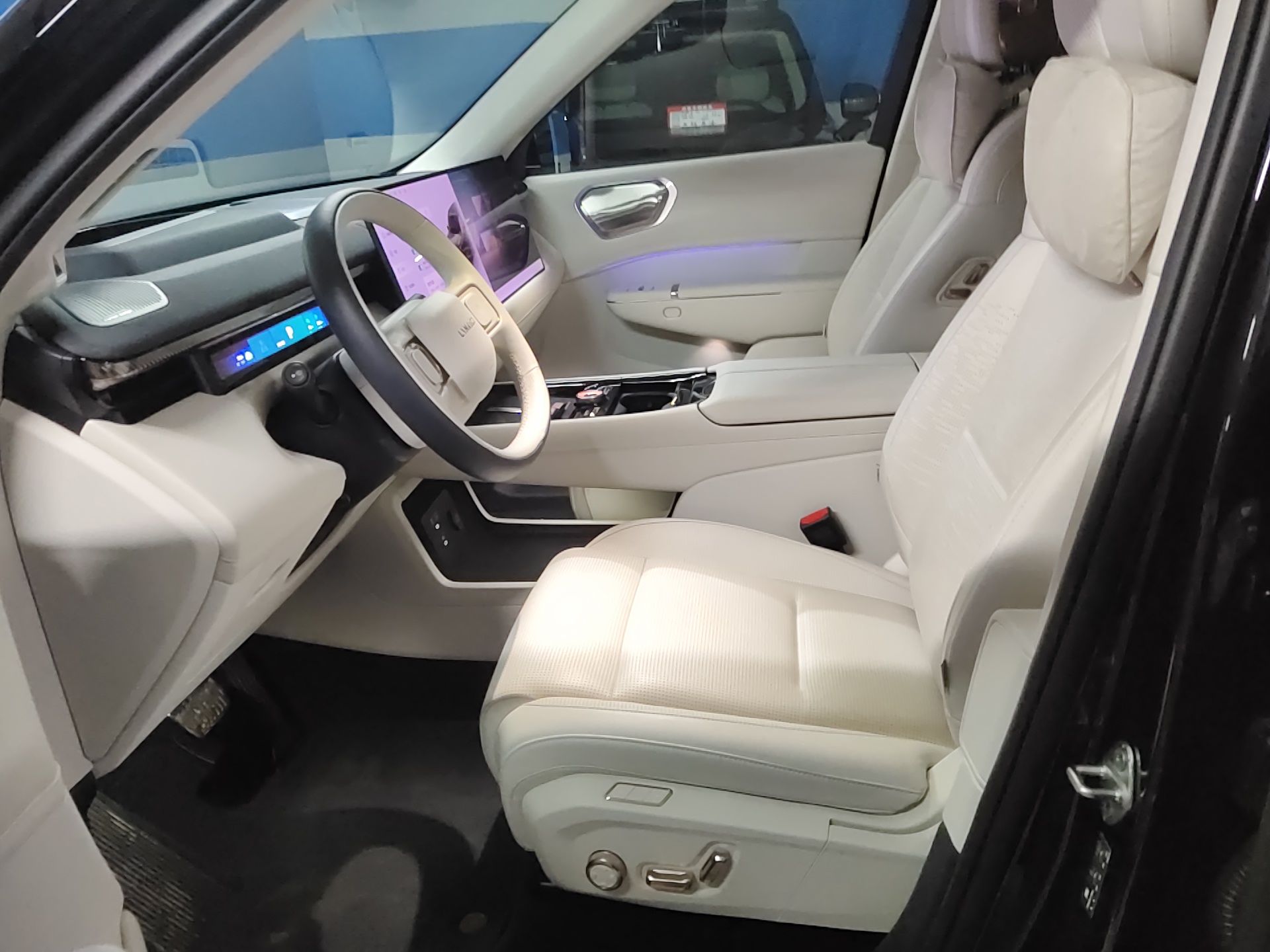 المقاعد الأمامية داخل السيارة