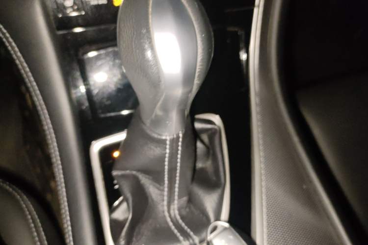 Used Infiniti Q50 2014 3.7L Comfort Edition Gear Lever