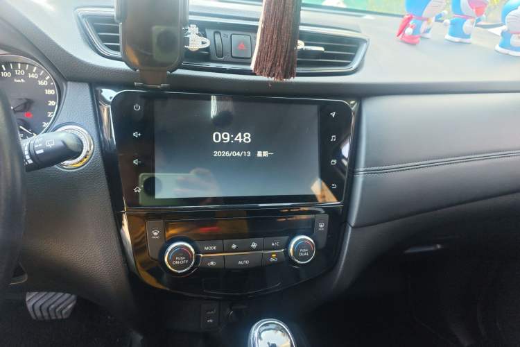 Used Nissan X-Trail 2019 2.0L CVT Smart Connect Comfort Edition 2WD Audio And AC Panel