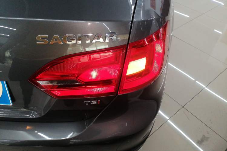 Used Volkswagen Sagitar 2014 1.4TSI Automatic Luxury Model Exterior 3