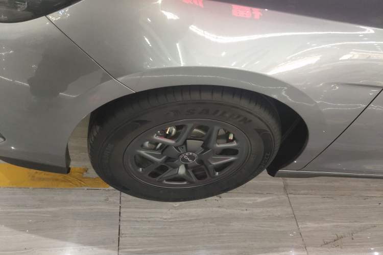 Used BYD Seal 05 DM-i 2025 DM-i Smart Drive 55KM Luxury Model Left Front Wheel Hub