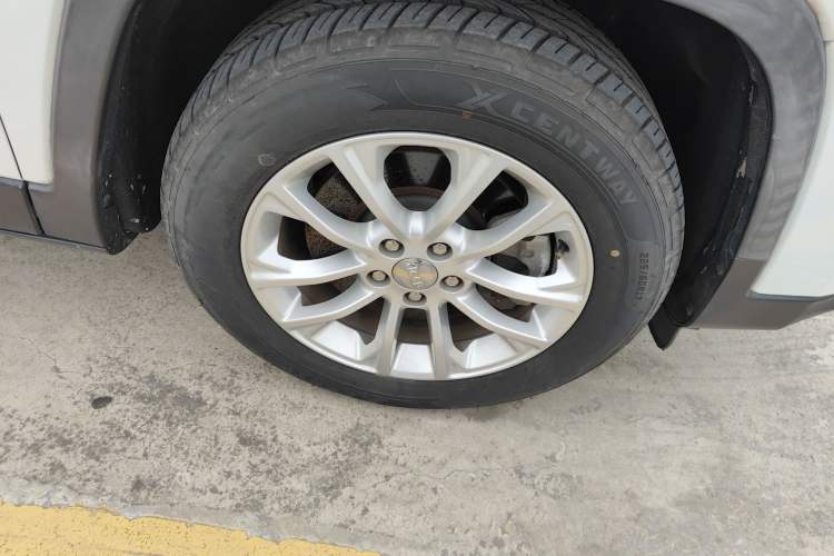 Used Jeep Cherokee 2019 2.0T Two-Wheel Drive Smart Enjoyment Version China V Right Front Wheel Hub