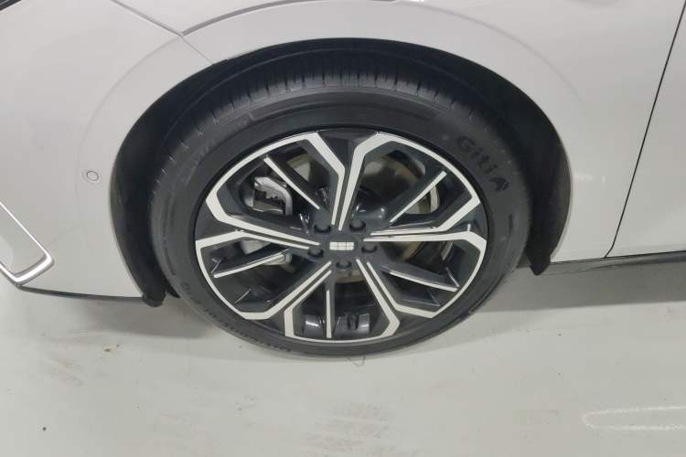 Used Geely Galaxy E8 2025 575 km Exploration Intelligent Driving Edition Left Front Wheel Hub