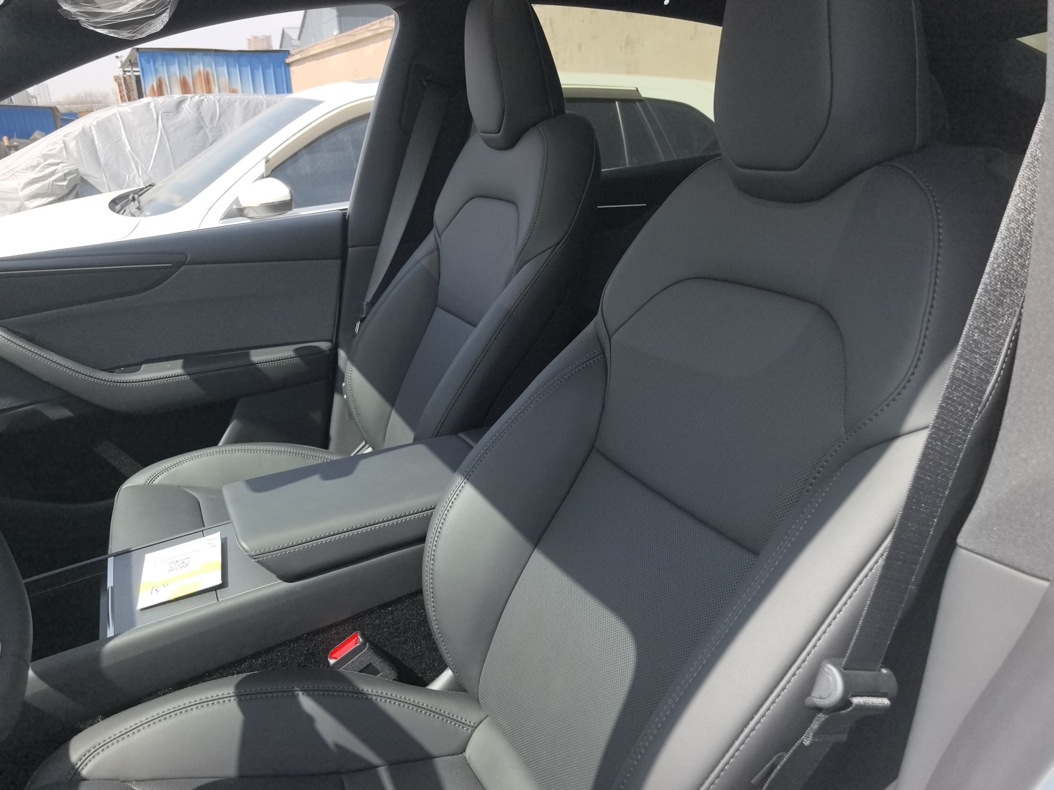 المقاعد الأمامية داخل السيارة