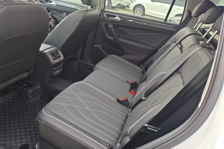 Used Volkswagen Tiguan L 2024 Outstanding Model 330TSI Automatic Two-Wheel Drive R-Line Dragon Glory Edition
