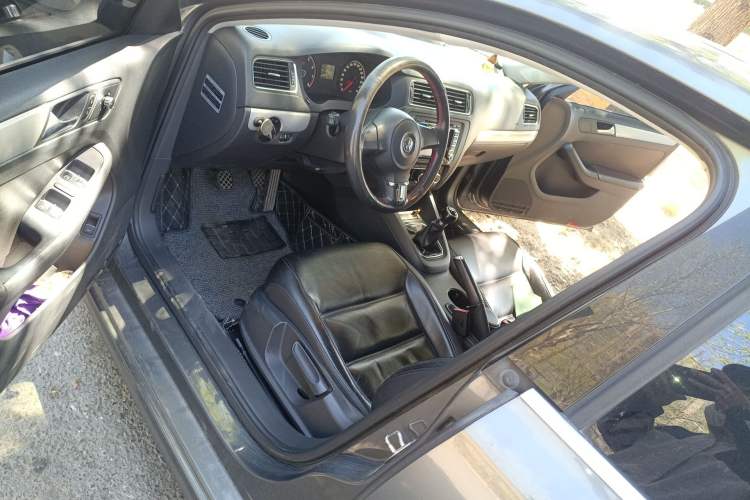 Used Volkswagen Sagitar 2012 1.6L Manual Comfort Model Driver Seat