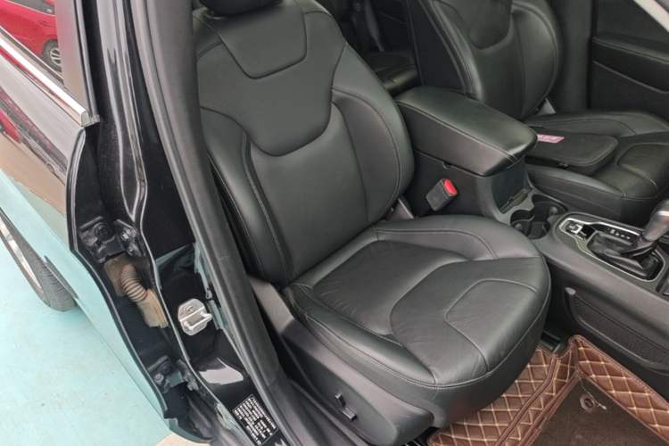 Used Jeep Cherokee 2019 2.0T Two-Wheel Drive Smart Enjoyment Version China V
