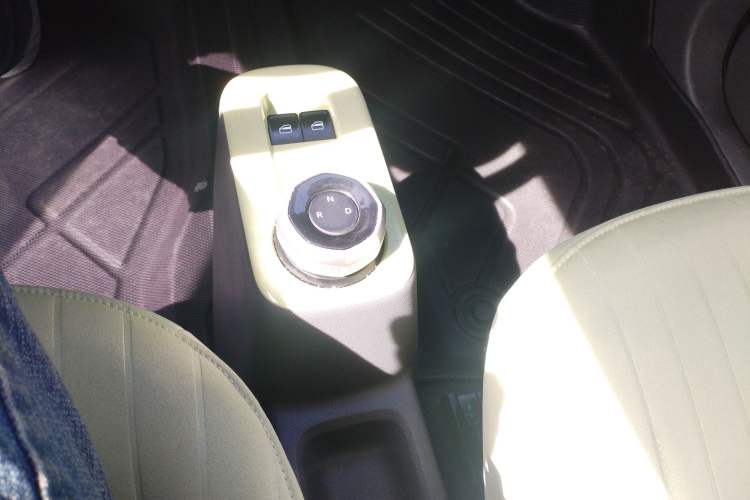 Used Geely Galaxy Panda 2023 Panda Mini 200km Endurance Bear Gear Lever