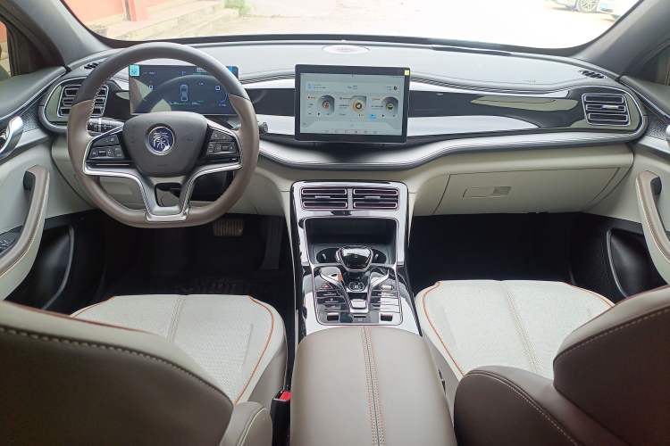 Used BYD Qin PLUS 2024 Honor Edition EV 510KM Leading Model Center Console