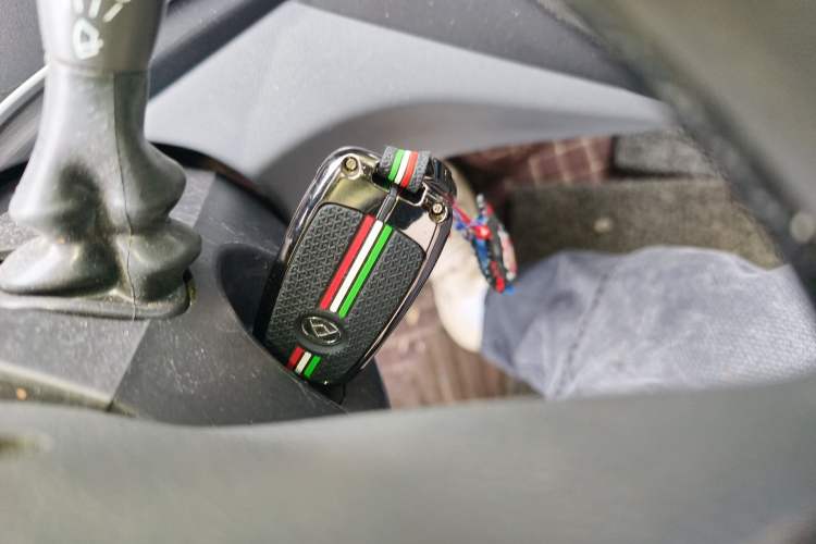 Used SAIC MAXUS Xintu V80 2023 2.0T Manual Classic Aoyuntong Long Wheelbase Mid-Height 6/7/8/9-Seater Vehicle Key