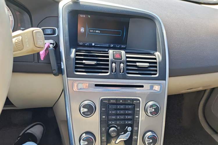 Used Volvo XC60 2012 T5 Comfort Edition Audio And AC Panel