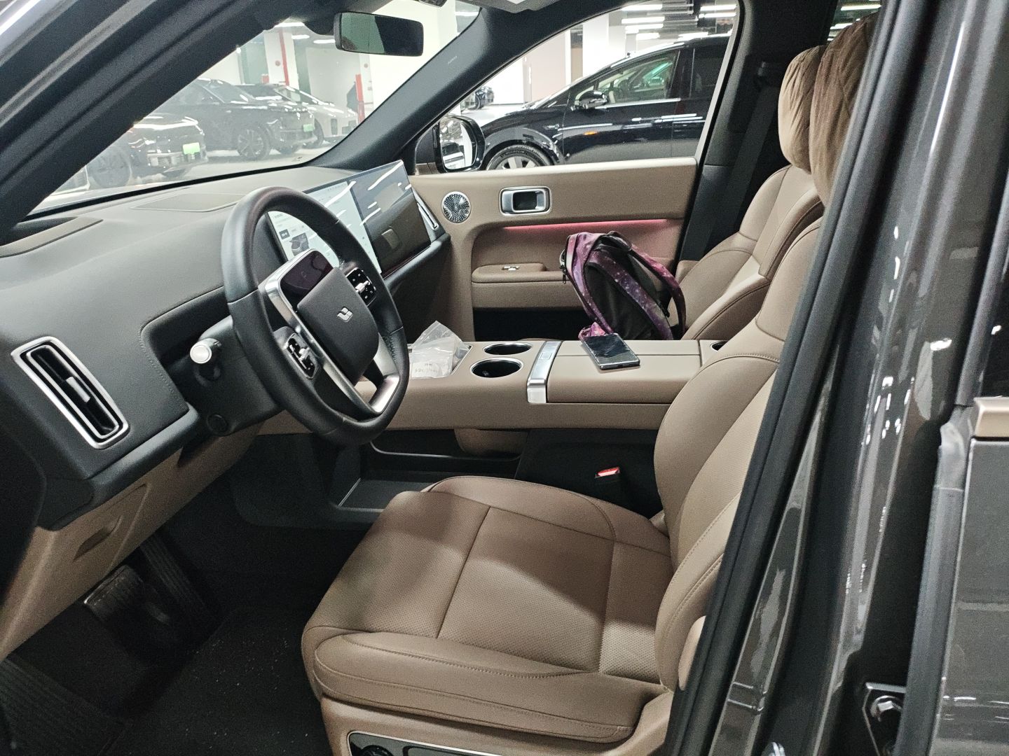 المقاعد الأمامية داخل السيارة