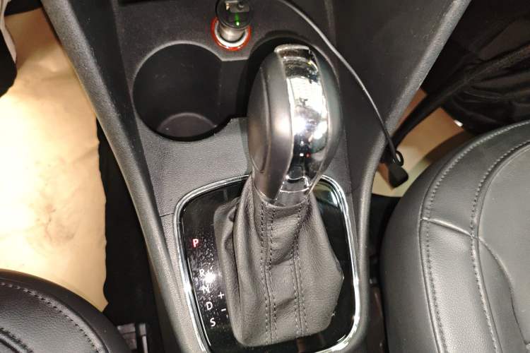 Used Volkswagen Polo 2014 1.6L Automatic Luxury Edition Gear Lever