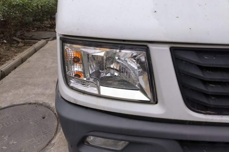 Used Iveco Daily 2021 2.5T A35 M1 Passenger Van 5-9 Seater Short Wheelbase Mid-Roof Design Dual Tires Manual Doors
