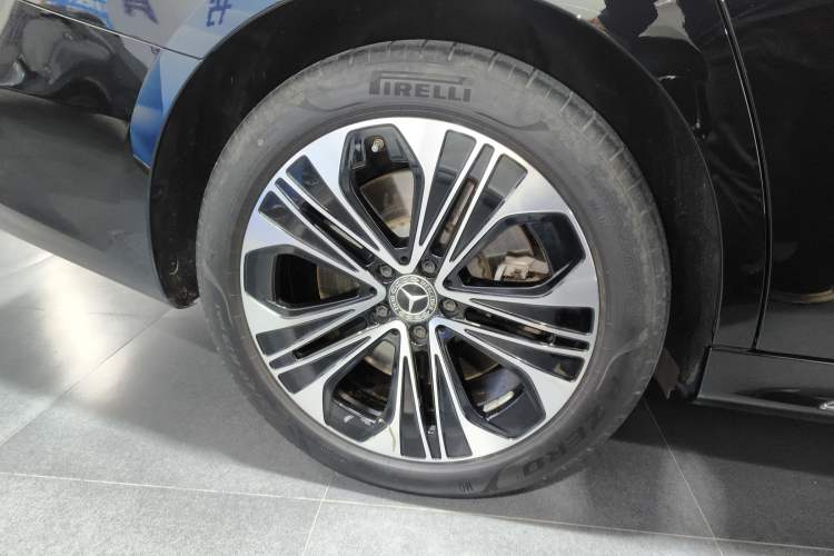 Used Mercedes-Benz E-Class New Energy 2024 E 350 e L Plug-in Hybrid Sedan Right Rear Wheel Hub