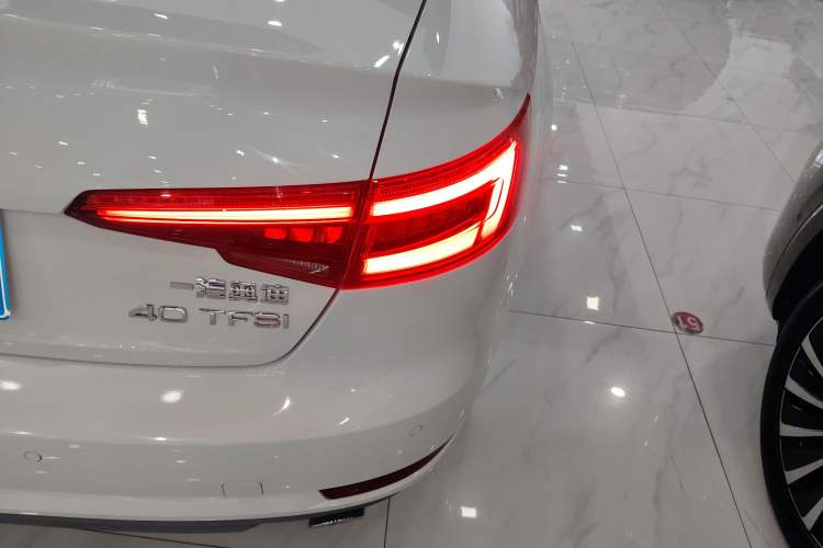 Used Audi A4L 2017 40 TFSI Ambition Edition
