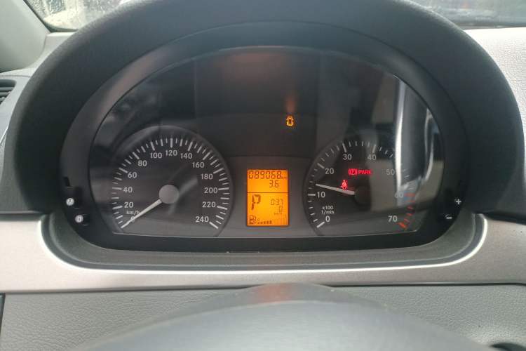 Used Mercedes-Benz Vito 2011 2.5L 7-seater executive version