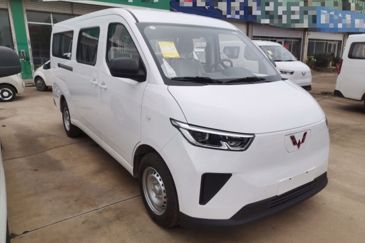 Used Wuling Yangguang 2024 300km Comfort-Grade Passenger Van 60kW Exterior 2