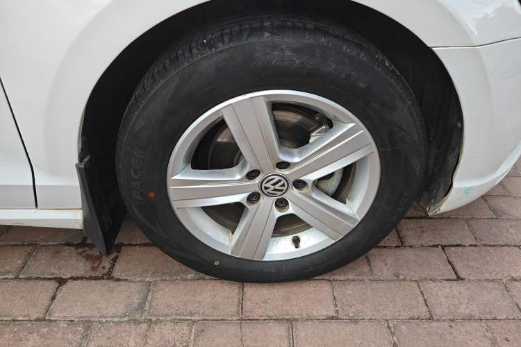 Used Volkswagen Lamando 2015 230TSI DSG Fashion Edition Right Front Wheel Hub