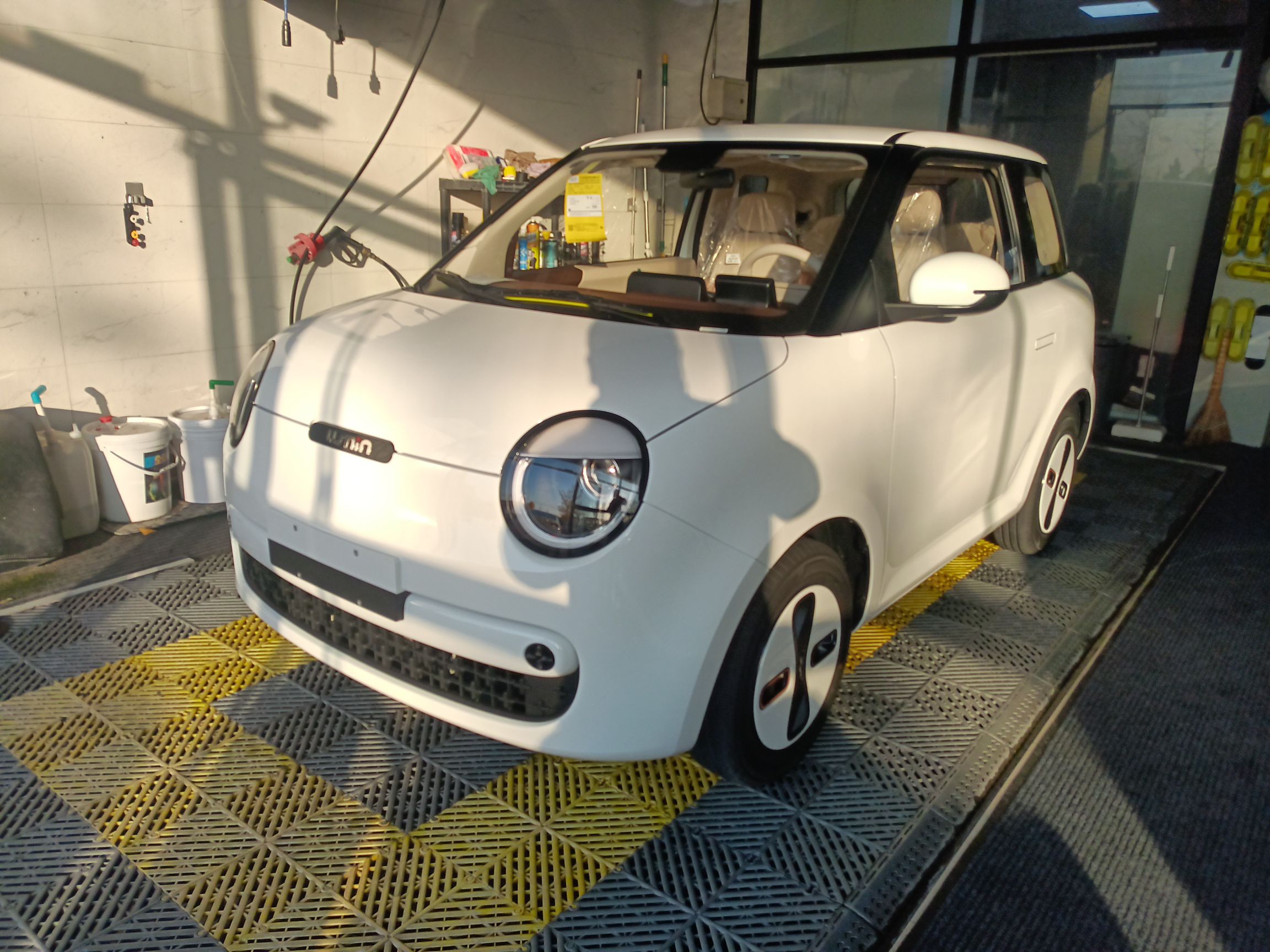 Под передней частью автомобиля