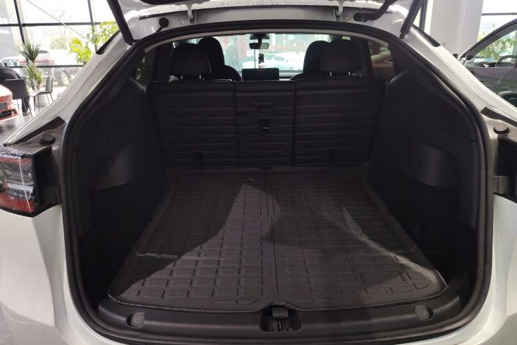 Used Tesla Model Y 2023 Rear-Wheel-Drive Version Trunk