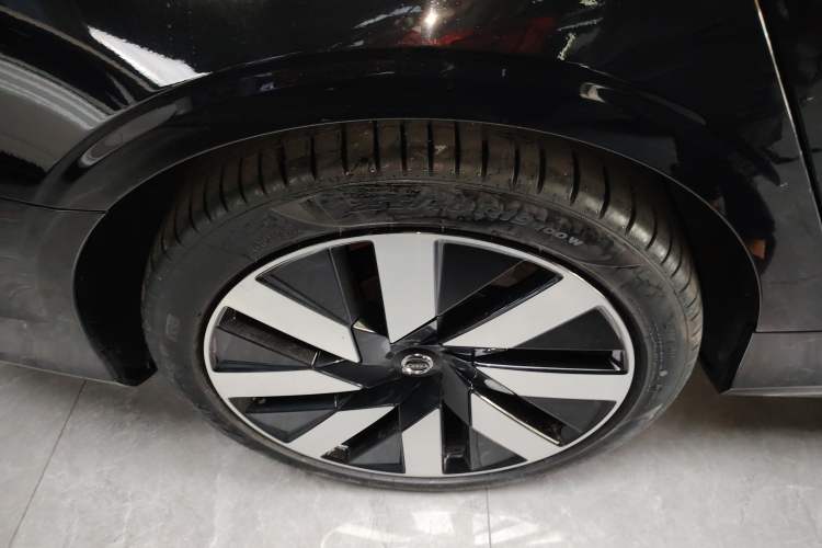 Used Volvo S90 New Energy 2025 Plug-in Hybrid Four-Wheel Drive Long-Range Luxury Smart Edition Right Rear Wheel Hub