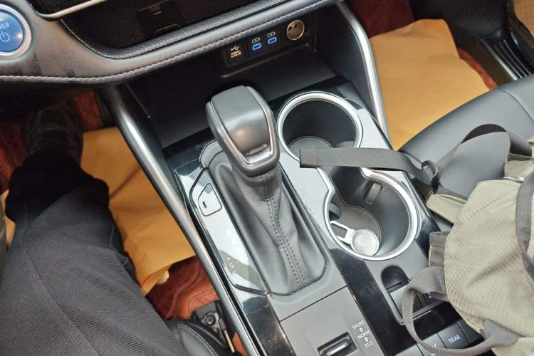 Used Toyota Highlander 2022 Dual-Engine 2.5L Four-Wheel Drive Prestige Version 7 Seats Gear Lever