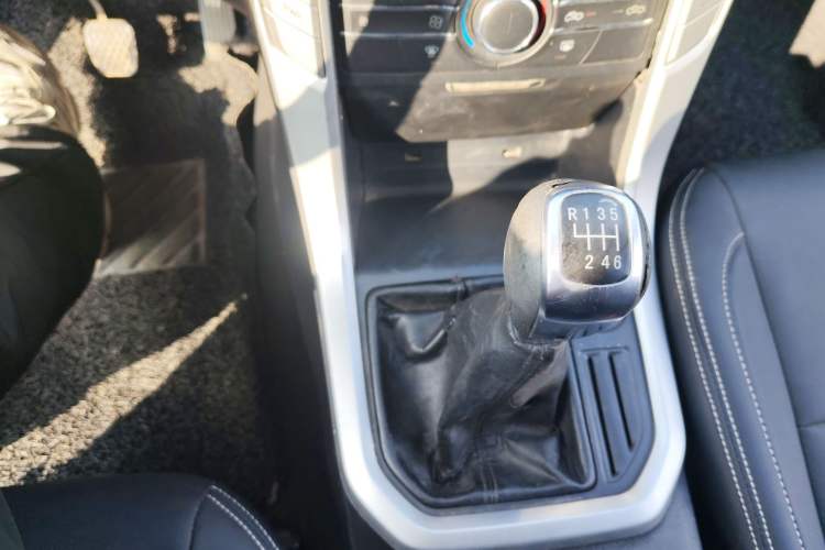 Used SAIC MAXUS T60 2017 2.8T Diesel Manual Two-Wheel Drive High-Ride Elite Long-Body Emission Standard V
