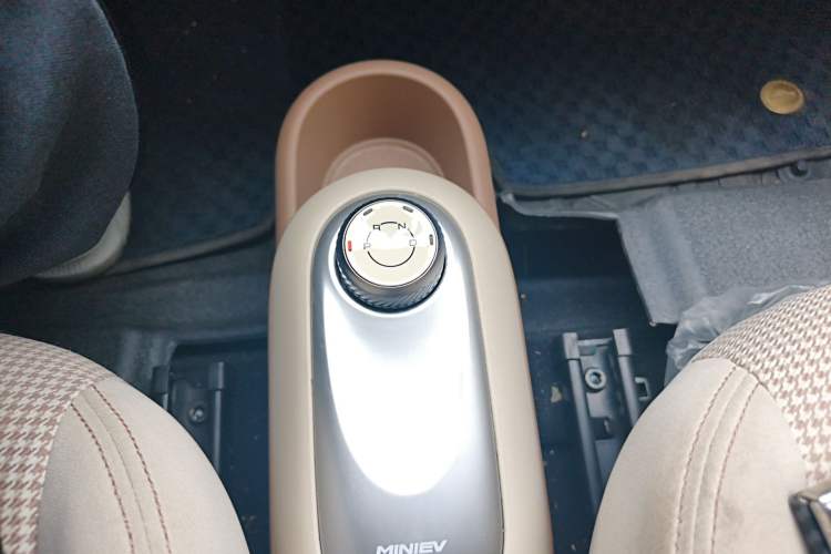 Used Wuling Hongguang MINIEV 2025 Four-Door Version Premium Edition Gear Lever