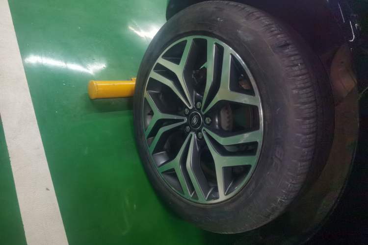 Used Land Rover Range Evoque 2021 Range Rover L 249 PS R-Dynamic SE Luxury Edition Right Rear Wheel Hub