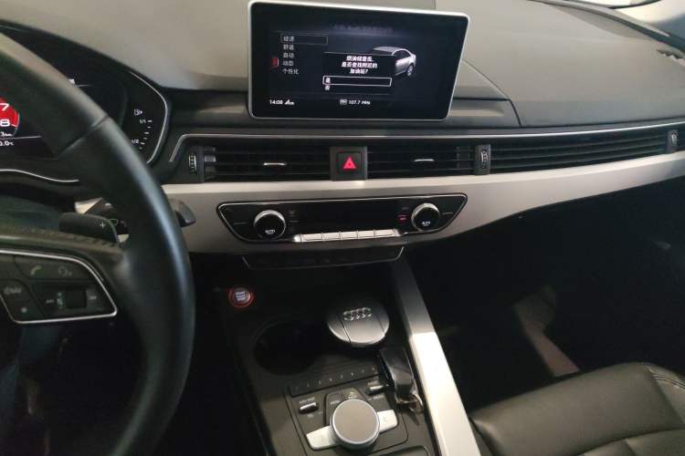 Used Audi A4L 2018 30th Anniversary Edition 40 TFSI Fashion Model Audio And AC Panel