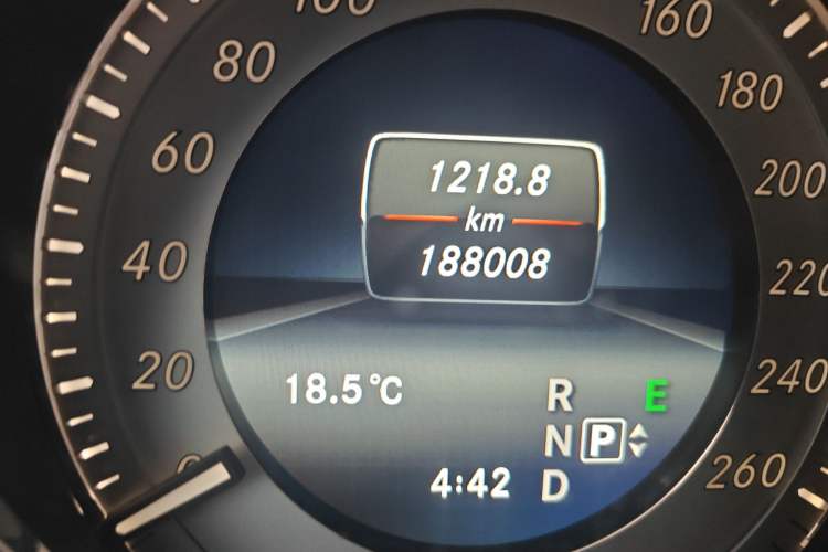 Used Mercedes-Benz GLK-Class 2015 GLK 300 4MATIC Fashion Edition Ultimate Version Odometer Close Up