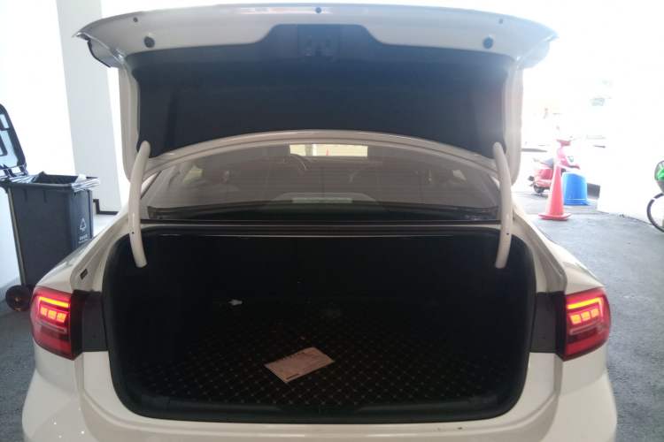 Used Volkswagen Lamando 2019 280TSI DSG Luxury Edition China VI Standard Trunk