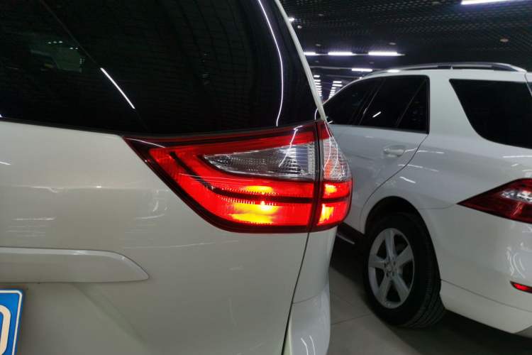 Used Toyota SIENNA 2018 3.5L Two-Wheel Drive SE U.S. Specification