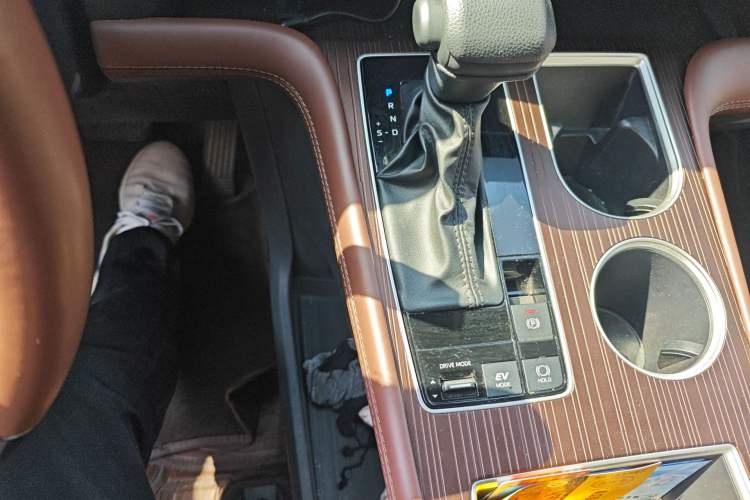 Used Toyota Granvia 2024 2.5L Hybrid Comfort Edition Gear Lever