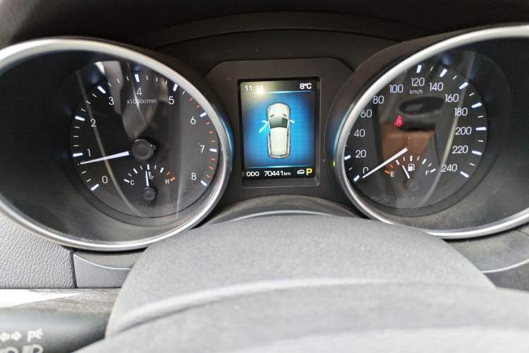 Used Haval H8 2015 2.0T Four-Wheel Drive Luxury Model Odometer Close Up