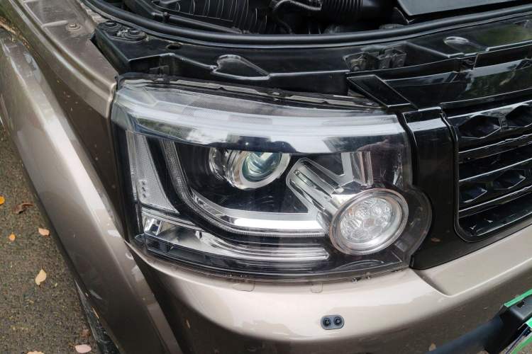 Used Land Rover Discovery 2015 3.0 SC V6 SE Right Front Headlight