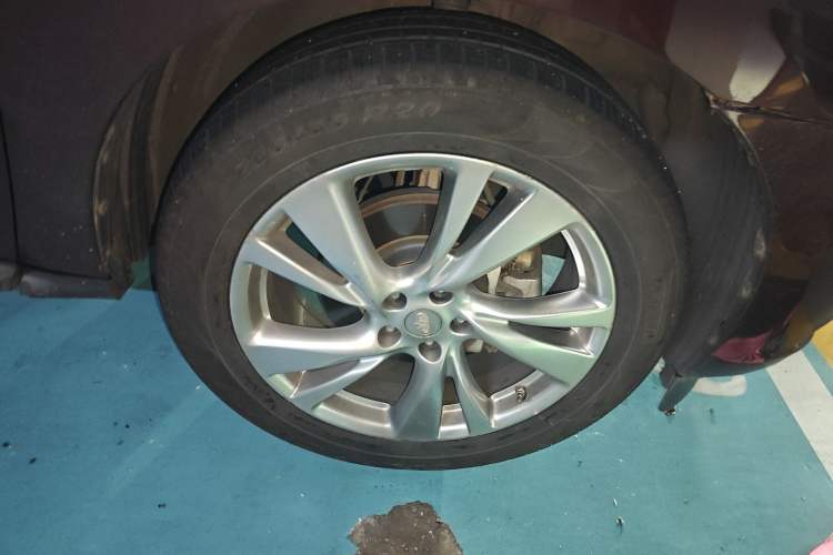 Used Infiniti QX60 2014 2.5 S/C Hybrid Two-Wheel Drive Excellence Edition Right Front Wheel Hub