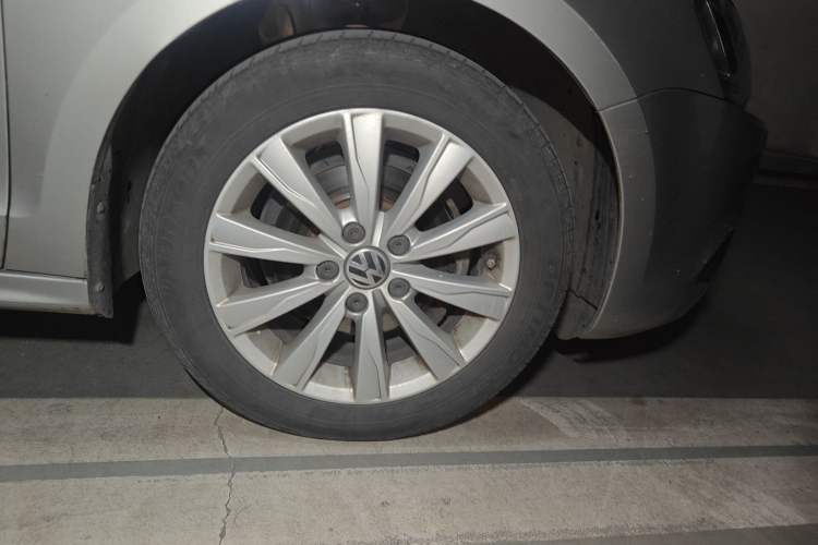 Used Volkswagen Sagitar 2014 Revised Version 1.6L Automatic Comfort Edition Right Front Wheel Hub