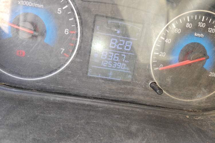 Used Dongfeng Fengon 370 2016 1.5L Manual Standard Edition SFG15-02 7 Seats Odometer Close Up