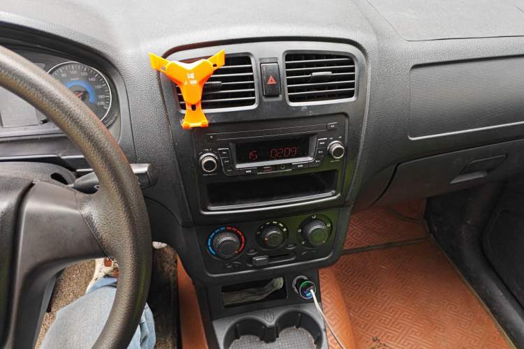 Used Dongfeng Fengon 330 2014 1.2L Manual Practical Version DK12-07 Audio And AC Panel